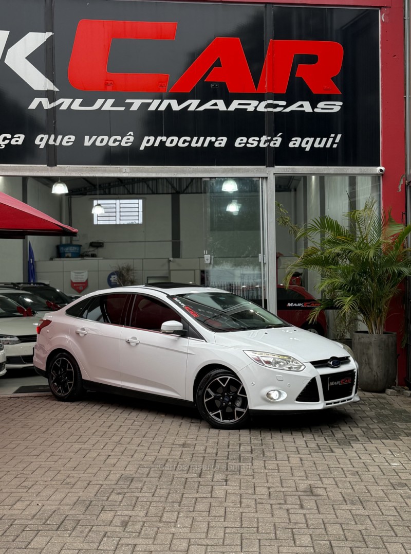 FOCUS 2.0 TITANIUM PLUS FASTBACK 16V FLEX 4P AUTOMÁTICO - 2015 - ESTâNCIA VELHA