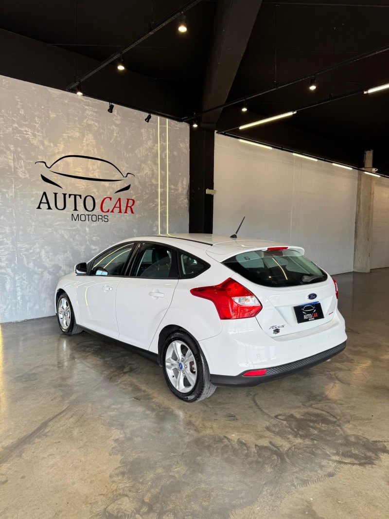 FOCUS 1.6 SE HATCH 16V FLEX 4P AUTOMÁTICO - 2014 - CAXIAS DO SUL