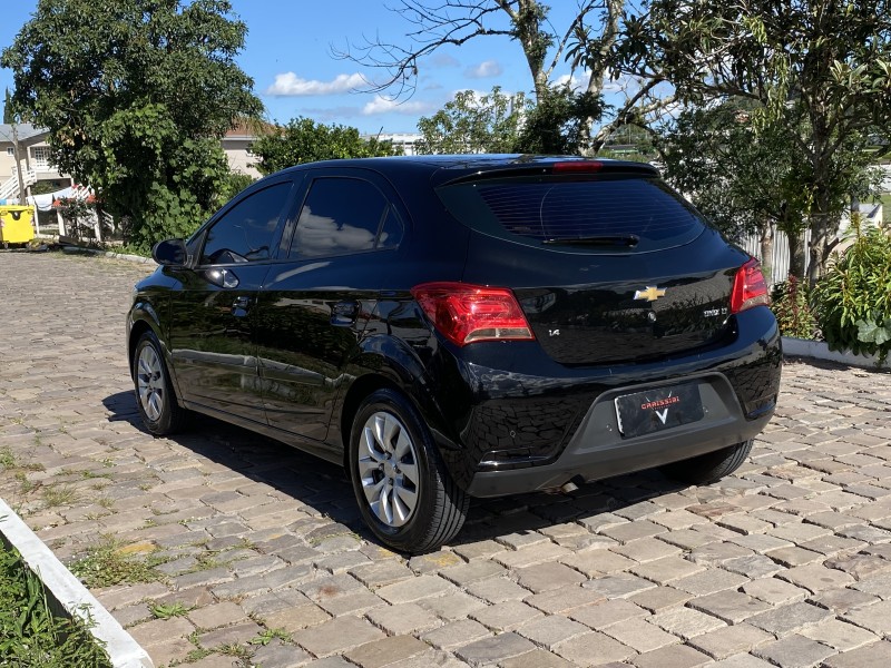 ONIX 1.4 MPFI LT 8V FLEX 4P MANUAL - 2017 - CARLOS BARBOSA