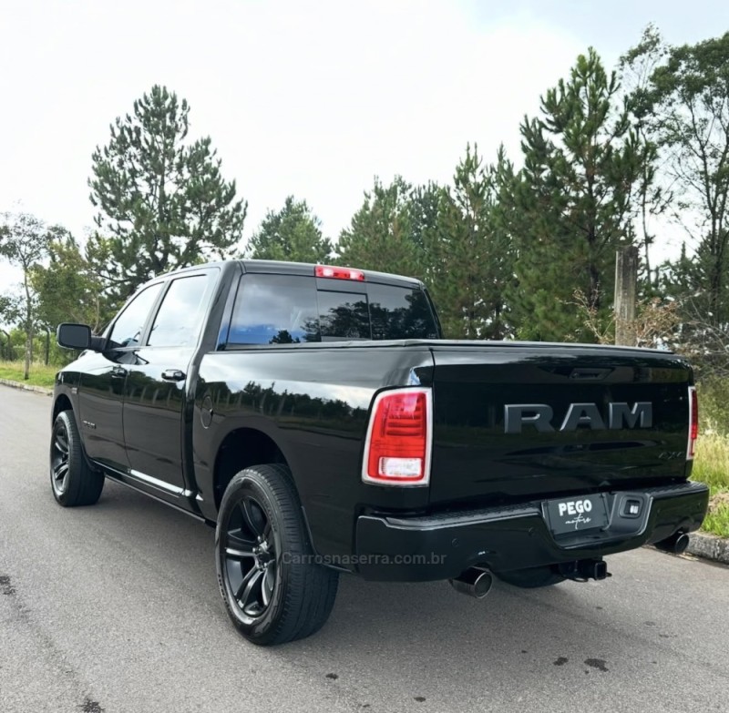 CLASSIC 5.7 V8 GASOLINA LARAMIE NIGHT EDITION CD 4X4 AUTOMÁTICO - 2022 - BENTO GONçALVES