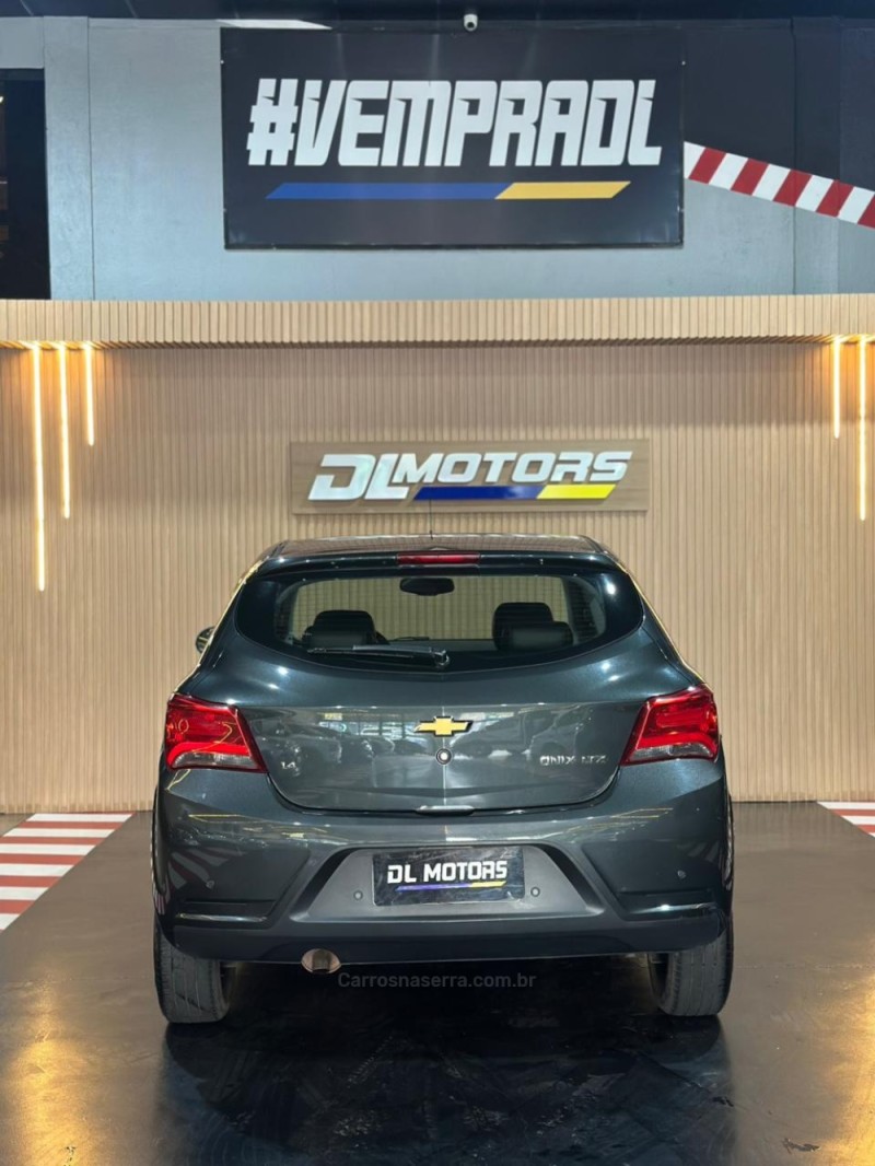 ONIX 1.4 MPFI LTZ 8V FLEX 4P MANUAL - 2017 - LAJEADO