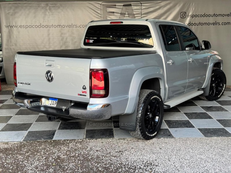 AMAROK 3.0 V6 TDI HIGHLINE CD DIESEL 4MOTION AUTOMÁTICO - 2021 - NOVA PRATA