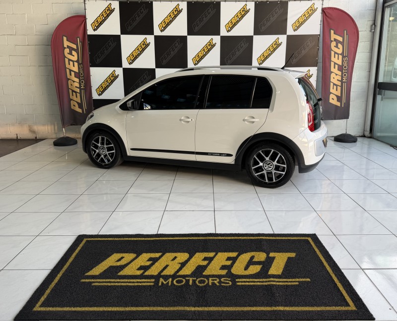 UP 1.0 TSI CROSS 12V FLEX 4P MANUAL - 2017 - PORTãO