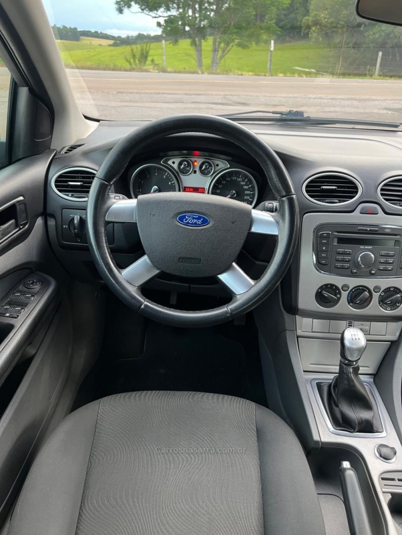 FOCUS 1.6 GLX 8V GASOLINA 4P MANUAL - 2012 - NOVA PRATA