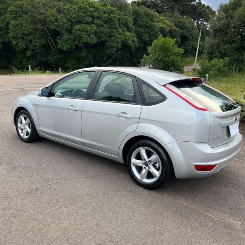 FOCUS 1.6 GLX 8V GASOLINA 4P MANUAL - 2012 - NOVA PRATA