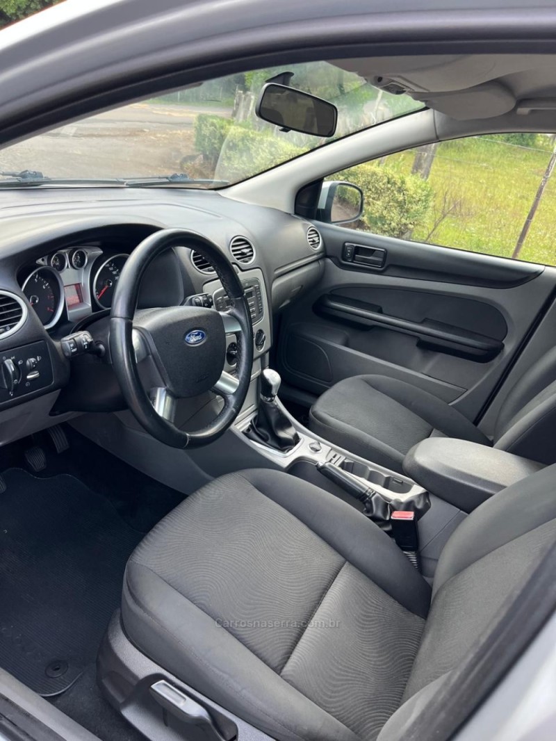 FOCUS 1.6 GLX 8V GASOLINA 4P MANUAL - 2012 - NOVA PRATA