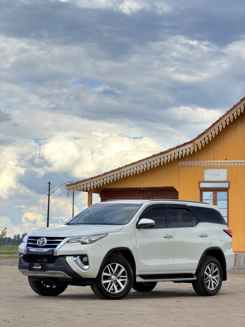 HILUX SW4 2.8 SRX 4X4 7 LUGARES 16V TURBO INTERCOOLER DIESEL 4P AUTOMÁTICO - 2019 - ANTôNIO PRADO