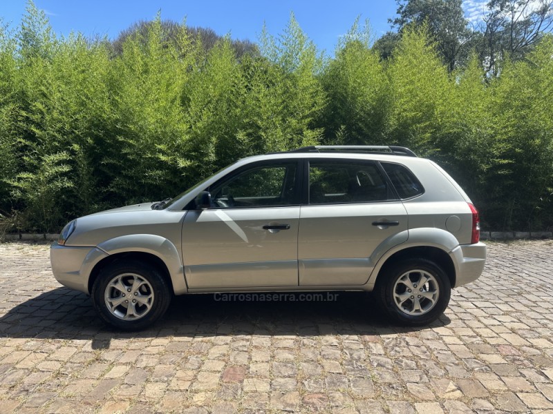 TUCSON 2.0 MPFI GL 16V 142CV 2WD GASOLINA 4P MANUAL - 2011 - NOVA PRATA