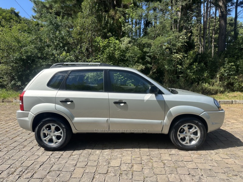 TUCSON 2.0 MPFI GL 16V 142CV 2WD GASOLINA 4P MANUAL - 2011 - NOVA PRATA