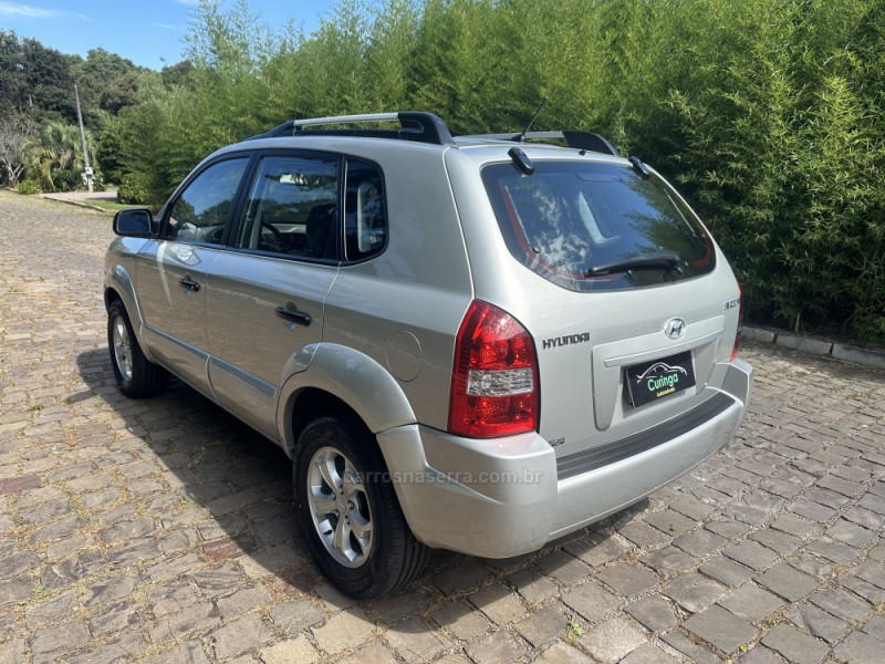 TUCSON 2.0 MPFI GL 16V 142CV 2WD GASOLINA 4P MANUAL - 2011 - NOVA PRATA