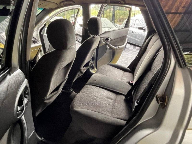 FOCUS 1.8 16V GASOLINA 4P MANUAL - 2003 - CAXIAS DO SUL