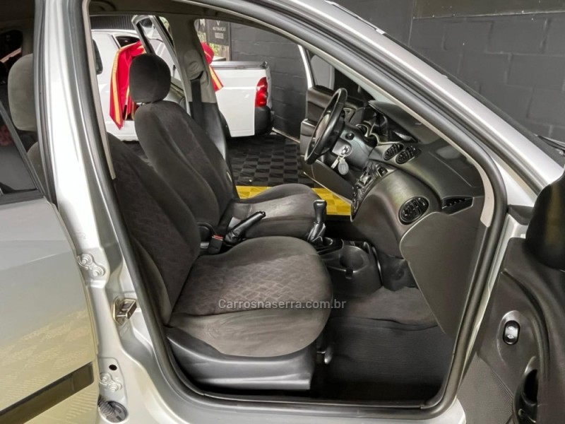 FOCUS 1.8 16V GASOLINA 4P MANUAL - 2003 - CAXIAS DO SUL