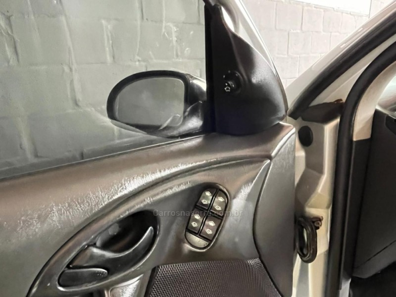 FOCUS 1.8 16V GASOLINA 4P MANUAL - 2003 - CAXIAS DO SUL