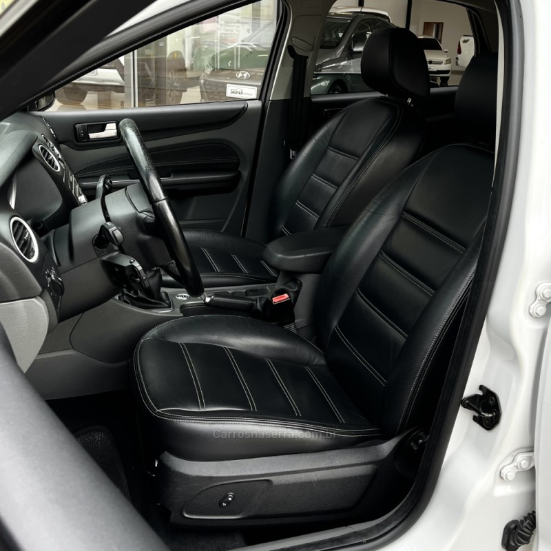 FOCUS 2.0 TITANIUM HATCH 16V FLEX 4P MANUAL - 2011 - VACARIA