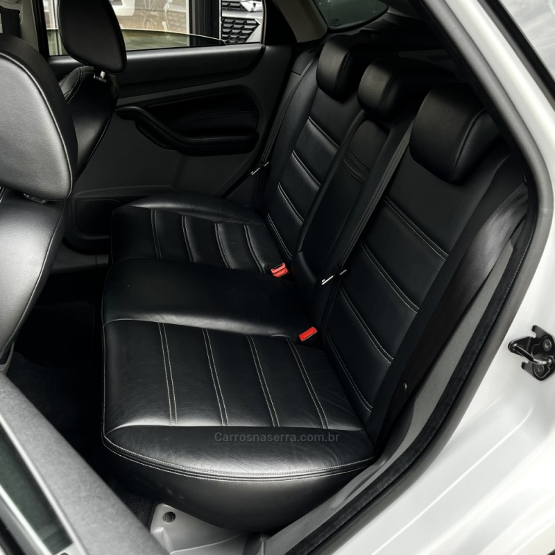 FOCUS 2.0 TITANIUM HATCH 16V FLEX 4P MANUAL - 2011 - VACARIA