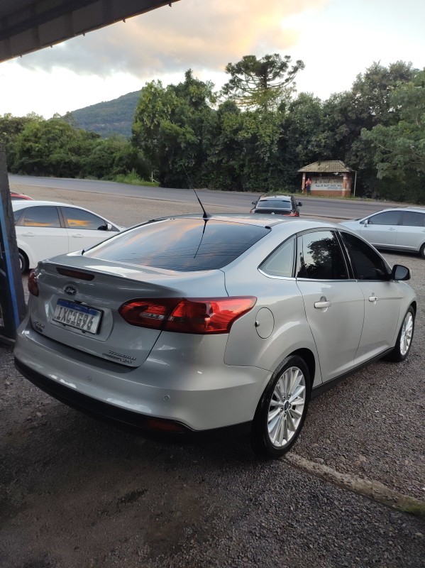 FOCUS 2.0 TITANIUM FASTBACK 16V FLEX 4P AUTOMÁTICO - 2016 - VALE REAL