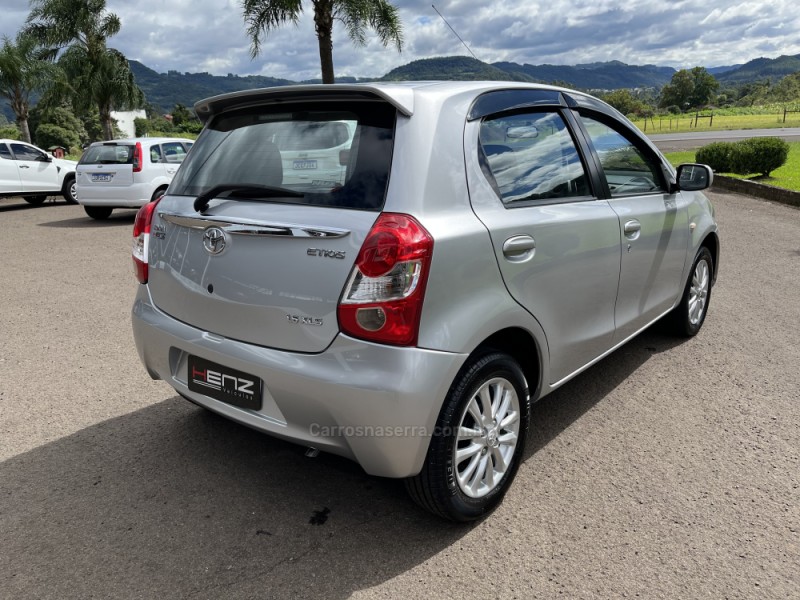 ETIOS 1.5 XLS 16V FLEX 4P MANUAL - 2014 - BOM PRINCíPIO