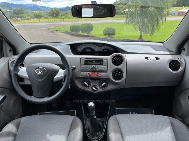 ETIOS 1.5 XLS 16V FLEX 4P MANUAL - 2014 - BOM PRINCíPIO