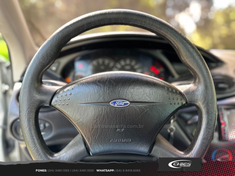 FOCUS 1.8 16V GASOLINA 4P MANUAL - 2003 - CARLOS BARBOSA