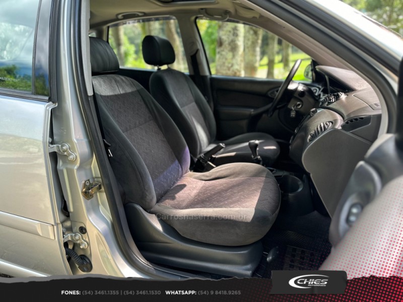 FOCUS 1.8 16V GASOLINA 4P MANUAL - 2003 - CARLOS BARBOSA