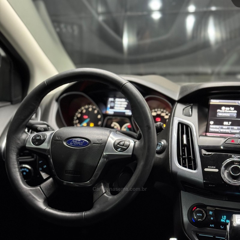 FOCUS 2.0 TITANIUM PLUS HATCH 16V FLEX 4P AUTO - 2015 - ESTâNCIA VELHA