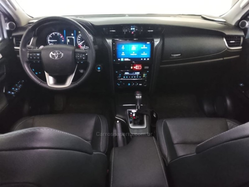 HILUX SW4 2.8 4X4 SRX PLATINUM TURBO 7 LUGARES DIESEL 4P AUTOMÁTICO - 2025 - NOVO HAMBURGO