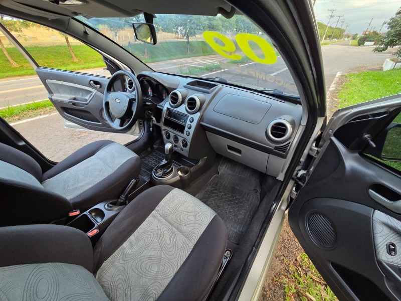 FIESTA 1.0 MPI SEDAN 8V FLEX 4P MANUAL - 2009 - VENâNCIO AIRES
