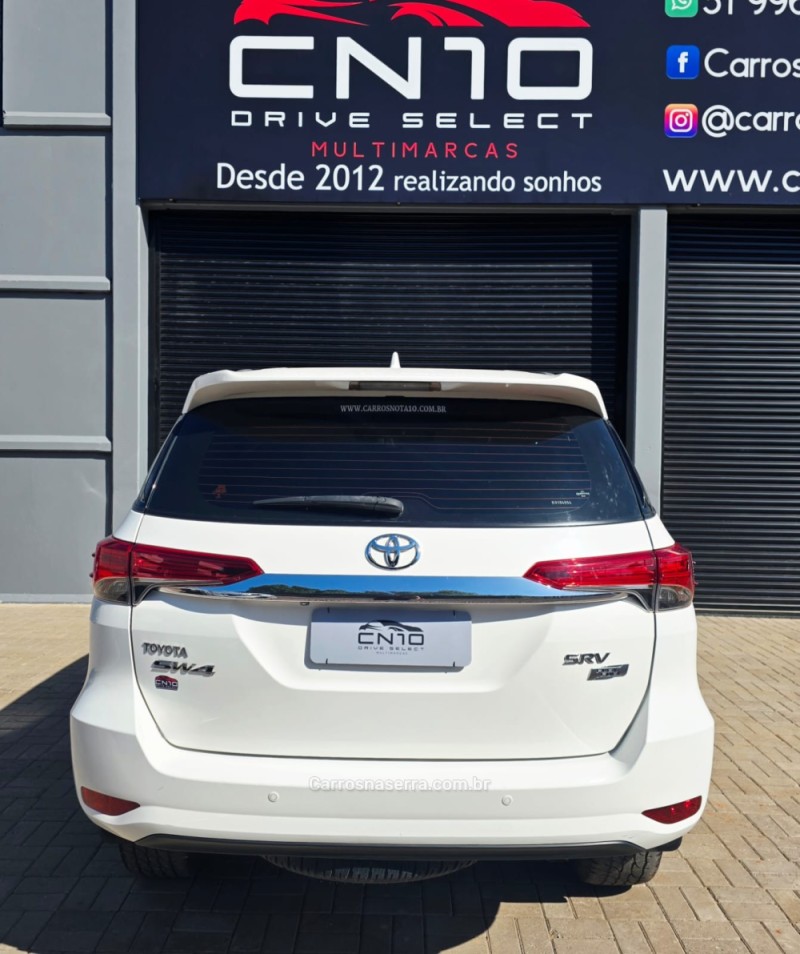 HILUX SW4 2.7 SRV 4X2 16V FLEX 7 LUGARES 4P AUTOMÁTICO - 2019 - LAJEADO