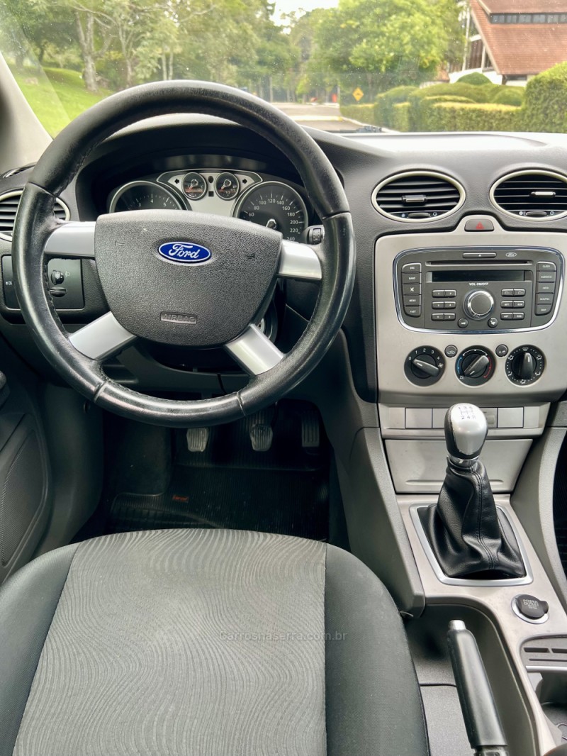 FOCUS 1.6 GLX SIGMA 16V FLEX 4P MANUAL - 2012 - NOVA PRATA