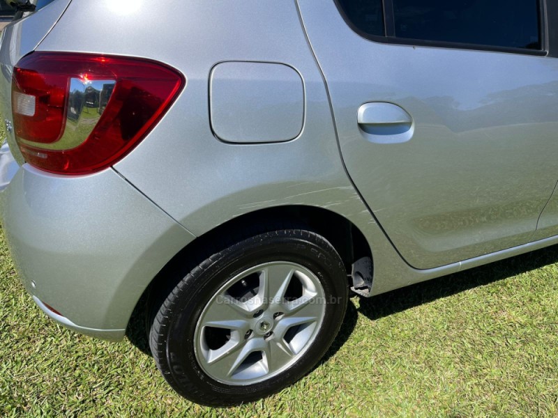 SANDERO 1.6 DYNAMIQUE 8V FLEX 4P MANUAL - 2017 - FARROUPILHA