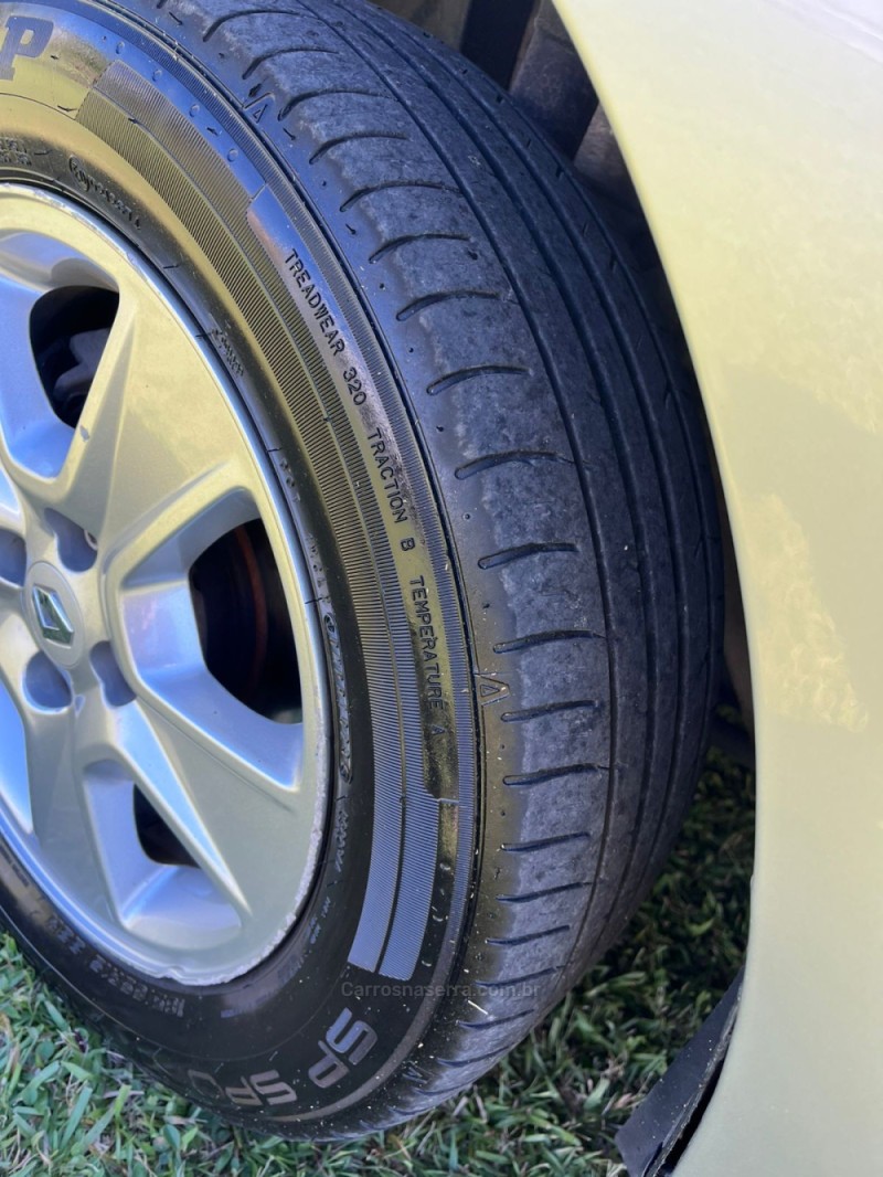 SANDERO 1.6 DYNAMIQUE 8V FLEX 4P MANUAL - 2017 - FARROUPILHA