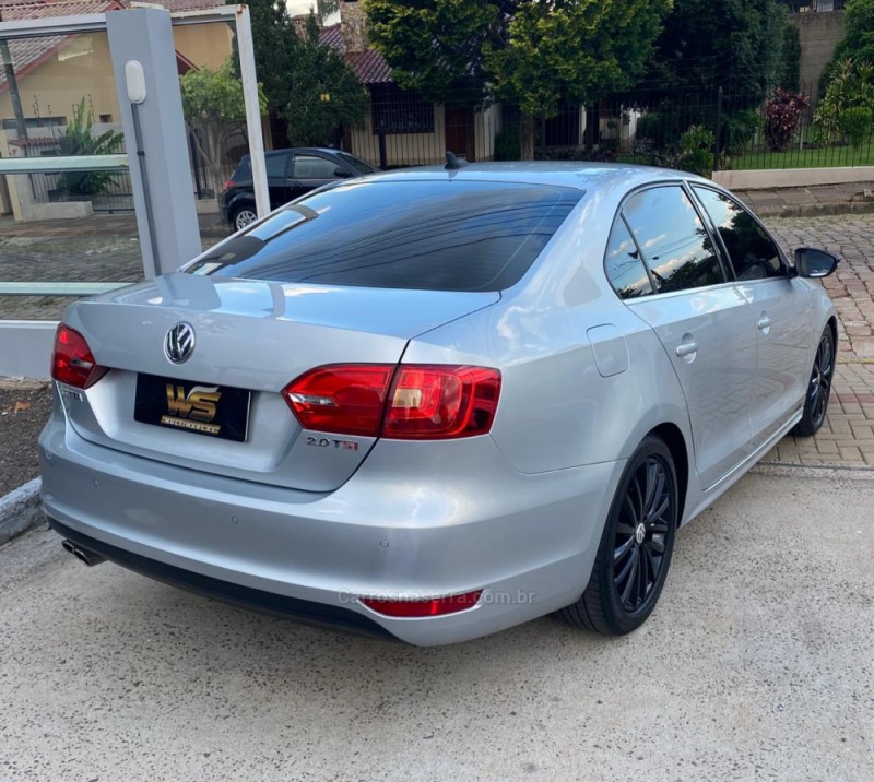 JETTA 2.0 TSI HIGHLINE 211CV GASOLINA 4P DSG - 2013 - VENâNCIO AIRES