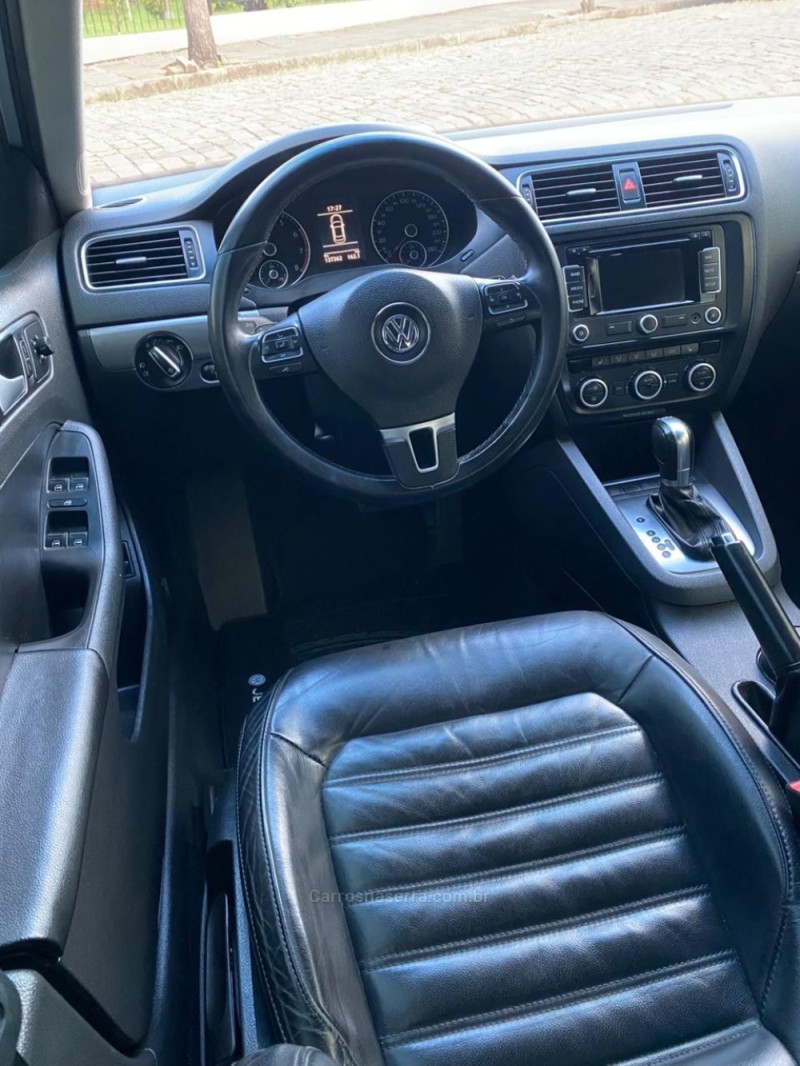 JETTA 2.0 TSI HIGHLINE 211CV GASOLINA 4P DSG - 2013 - VENâNCIO AIRES