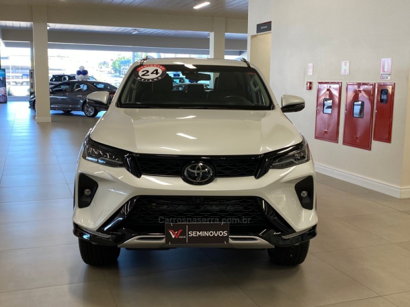 HILUX SW4 2.8 4X4 SRX PLATINUM TURBO 7 LUGARES DIESEL 4P AUTOMÁTICO - 2024 - CAXIAS DO SUL