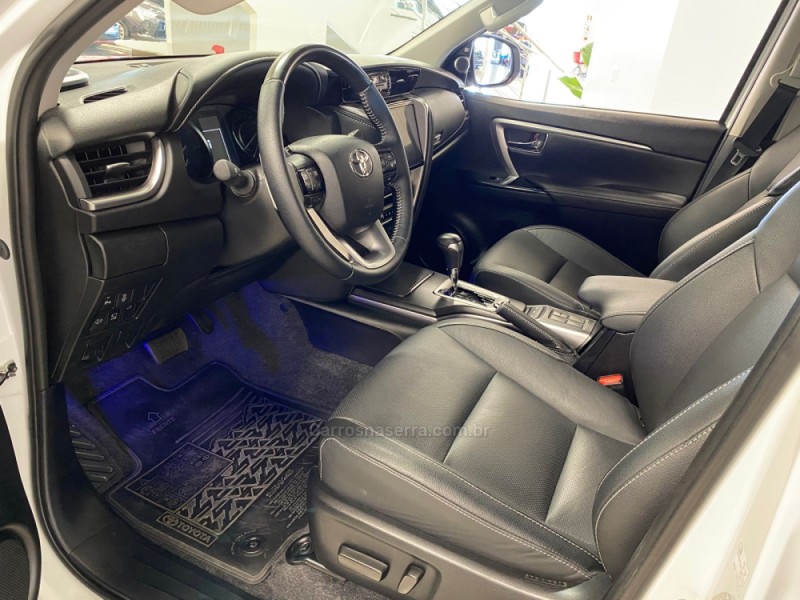 HILUX SW4 2.8 4X4 SRX PLATINUM TURBO 7 LUGARES DIESEL 4P AUTOMÁTICO - 2024 - CAXIAS DO SUL