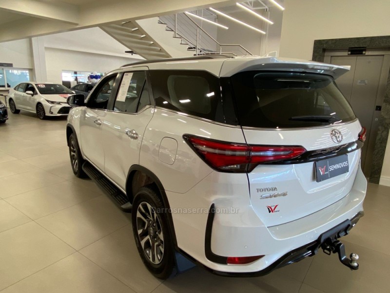 HILUX SW4 2.8 4X4 SRX PLATINUM TURBO 7 LUGARES DIESEL 4P AUTOMÁTICO - 2024 - CAXIAS DO SUL