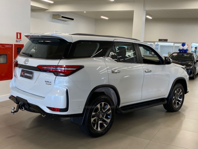 HILUX SW4 2.8 4X4 SRX PLATINUM TURBO 7 LUGARES DIESEL 4P AUTOMÁTICO - 2024 - CAXIAS DO SUL