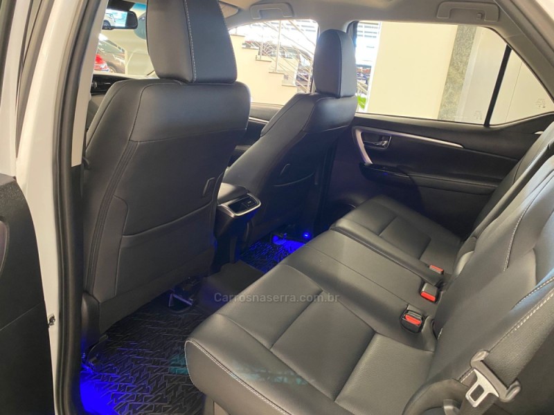 HILUX SW4 2.8 4X4 SRX PLATINUM TURBO 7 LUGARES DIESEL 4P AUTOMÁTICO - 2024 - CAXIAS DO SUL