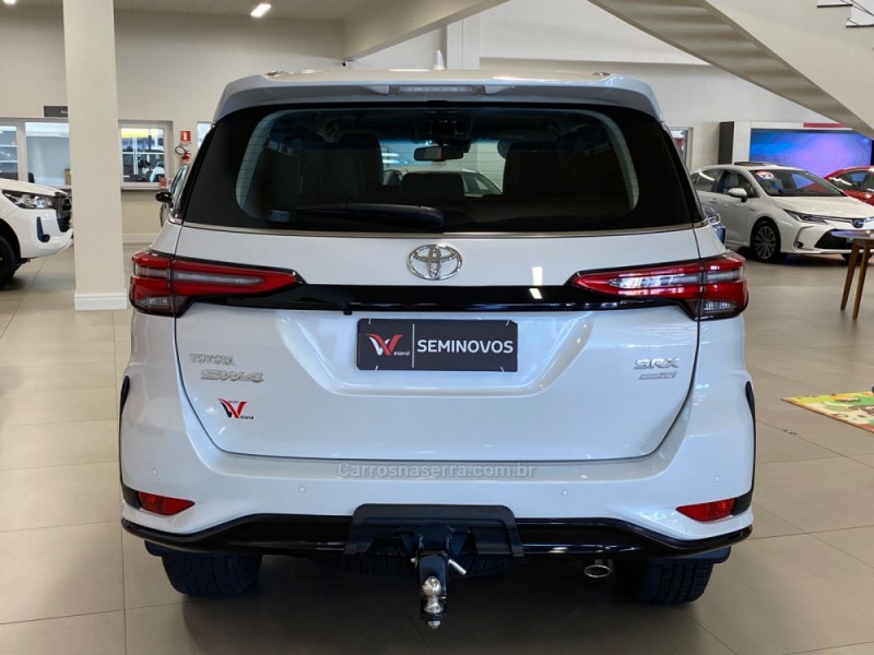 HILUX SW4 2.8 4X4 SRX PLATINUM TURBO 7 LUGARES DIESEL 4P AUTOMÁTICO - 2024 - CAXIAS DO SUL