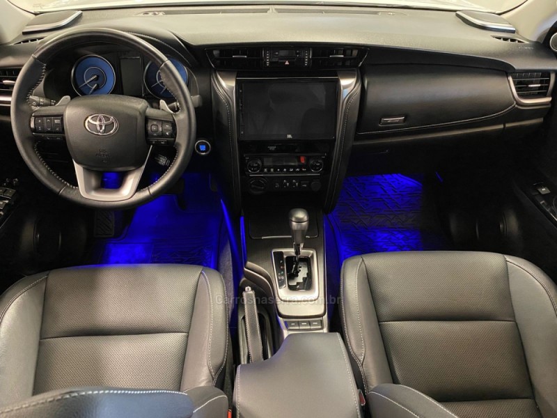 HILUX SW4 2.8 4X4 SRX PLATINUM TURBO 7 LUGARES DIESEL 4P AUTOMÁTICO - 2024 - CAXIAS DO SUL