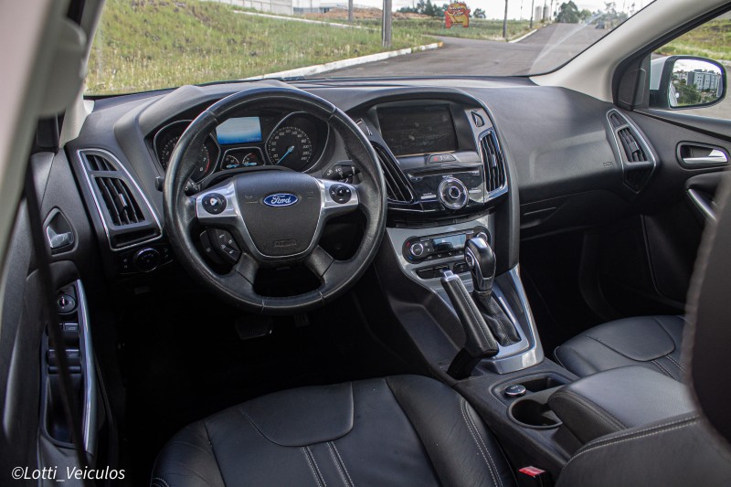 FOCUS 2.0 TITANIUM SEDAN 16V FLEX 4P AUTOMÁTICO - 2015 - FARROUPILHA