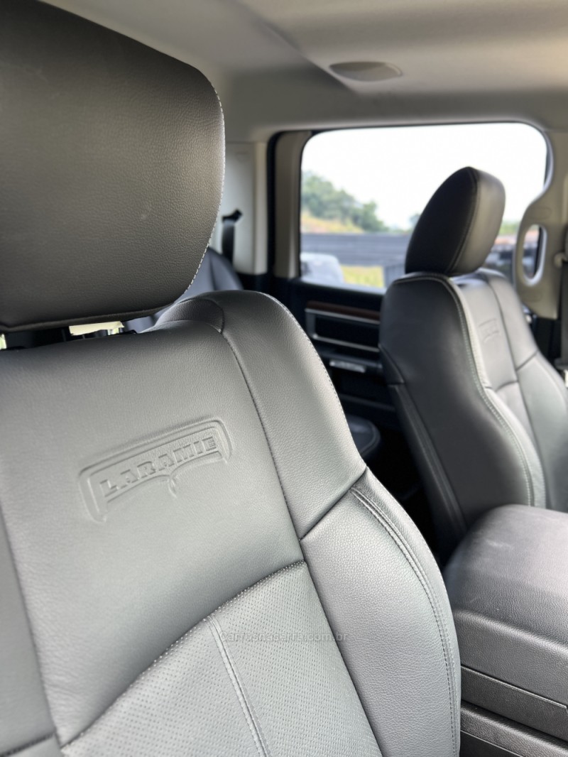 CLASSIC 5.7 V8 GASOLINA LARAMIE NIGHT EDITION CD 4X4 AUTOMÁTICO - 2022 - BENTO GONçALVES