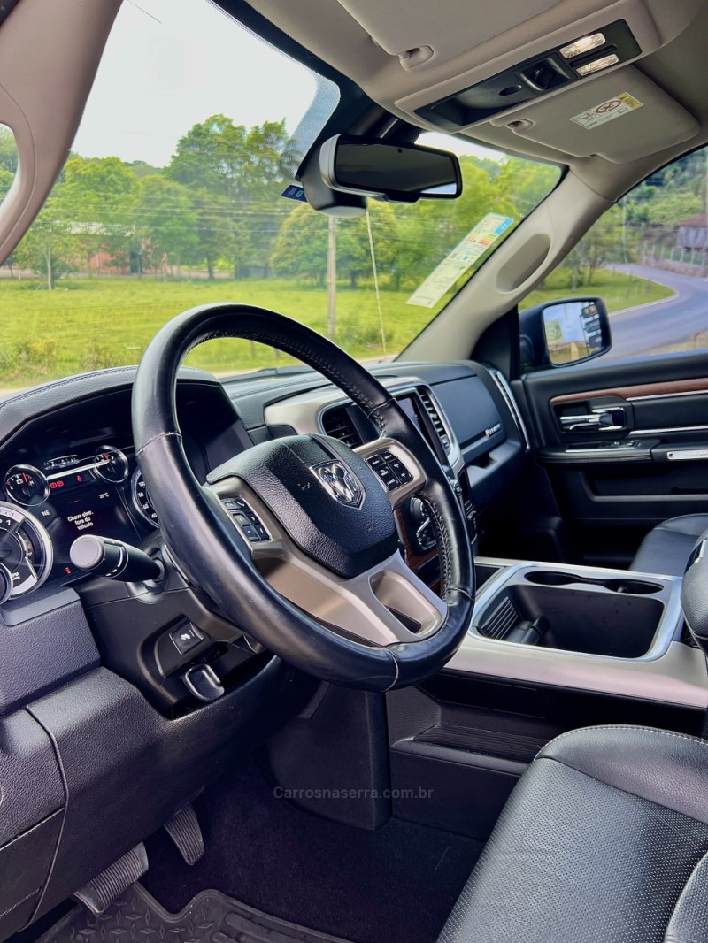 CLASSIC 5.7 V8 GASOLINA LARAMIE NIGHT EDITION CD 4X4 AUTOMÁTICO - 2022 - BENTO GONçALVES