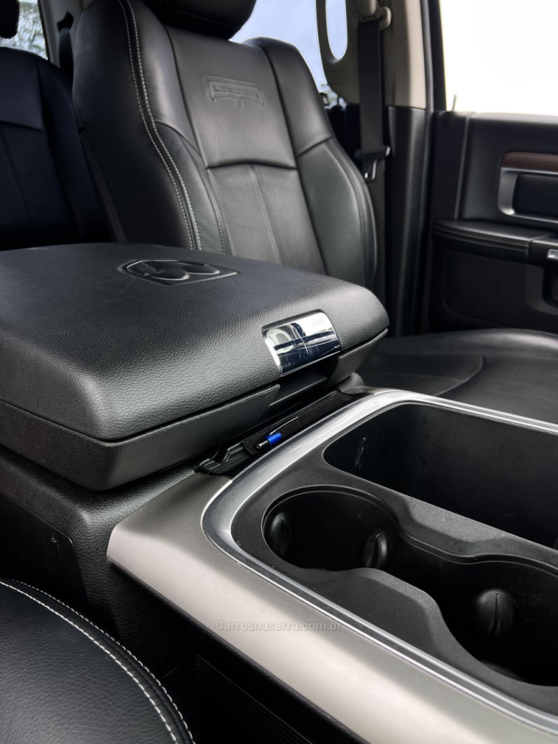 CLASSIC 5.7 V8 GASOLINA LARAMIE NIGHT EDITION CD 4X4 AUTOMÁTICO - 2022 - BENTO GONçALVES