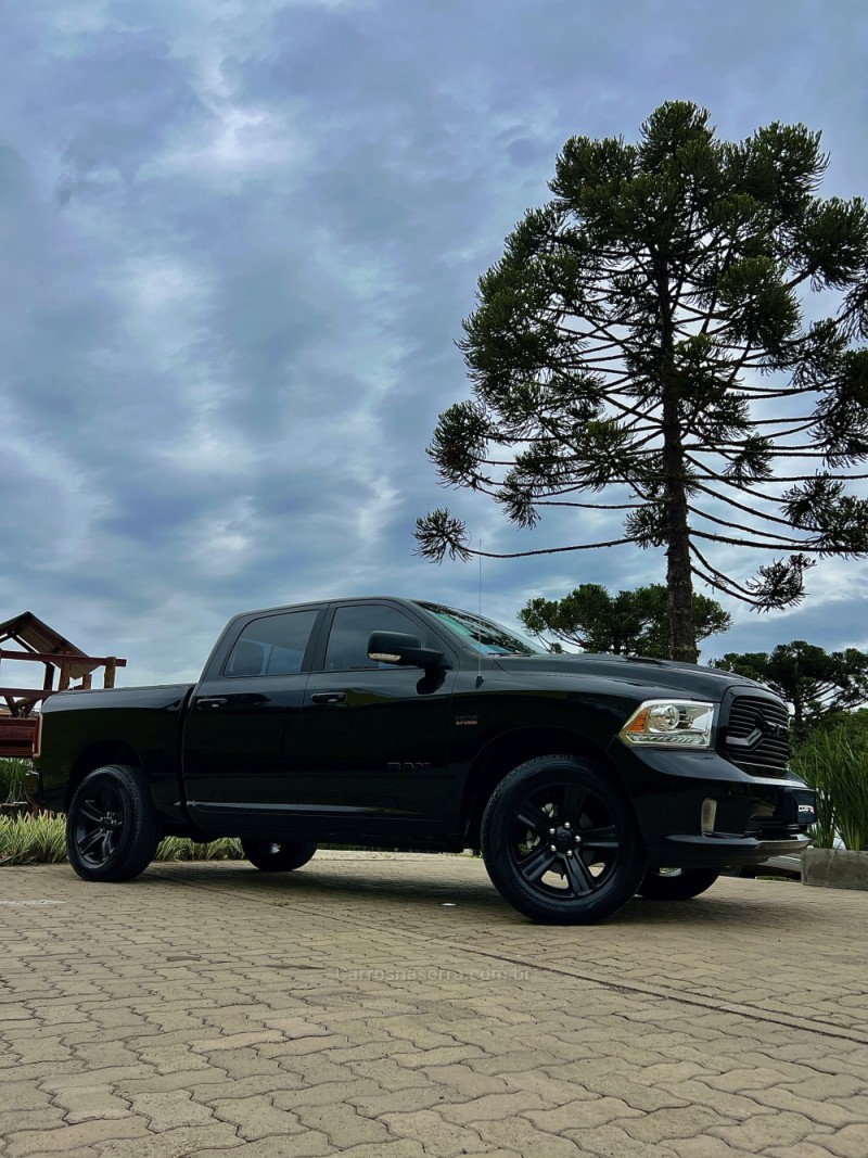 CLASSIC 5.7 V8 GASOLINA LARAMIE NIGHT EDITION CD 4X4 AUTOMÁTICO - 2022 - BENTO GONçALVES