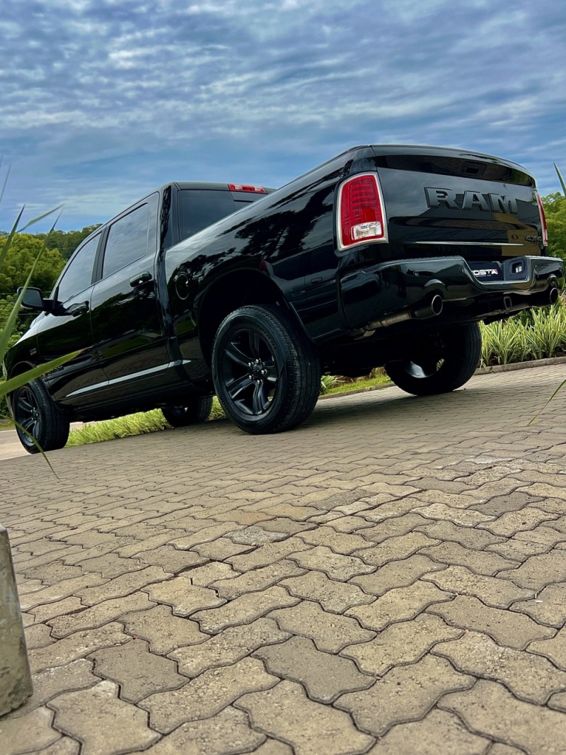 CLASSIC 5.7 V8 GASOLINA LARAMIE NIGHT EDITION CD 4X4 AUTOMÁTICO - 2022 - BENTO GONçALVES