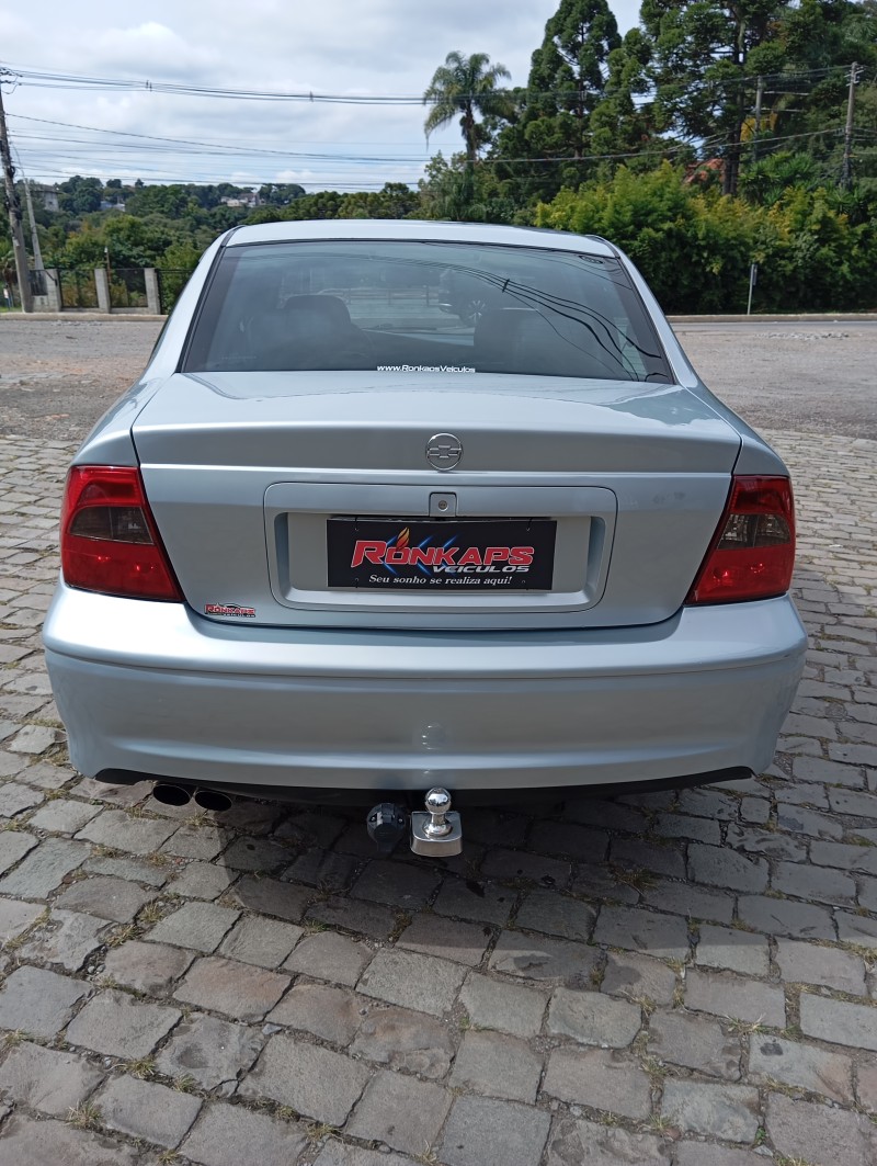 VECTRA 2.0 MPFI EXPRESSION 8V GASOLINA 4P MANUAL - 2005 - CAXIAS DO SUL