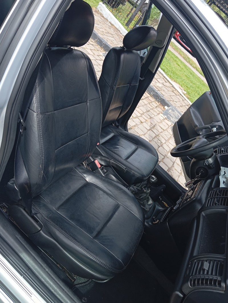 VECTRA 2.0 MPFI EXPRESSION 8V GASOLINA 4P MANUAL - 2005 - CAXIAS DO SUL