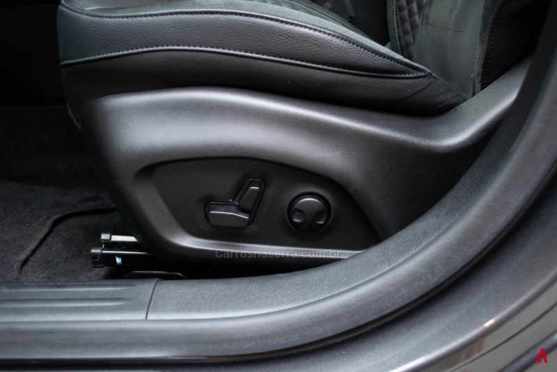 COMPASS 2.0 HURRICANE BLACKHAWK 4X4 TURBO GASOLINA 4P AUTOMÁTICO - 2025 - GARIBALDI