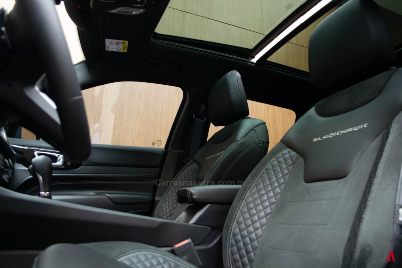 COMPASS 2.0 HURRICANE BLACKHAWK 4X4 TURBO GASOLINA 4P AUTOMÁTICO - 2025 - GARIBALDI